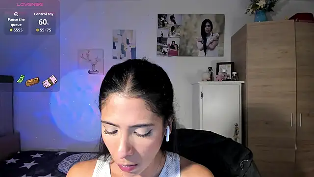 Snapshot of VeronikaOlsen chatting on October 22, 2025, 12:54 am VeronikaOlsen online show from October 22, 2025, 12:54 am