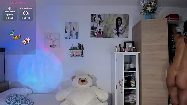 Snapshot of VeronikaOlsen chatting on October 17, 2025, 12:18 pm VeronikaOlsen online show from October 17, 2025, 12:18 pm