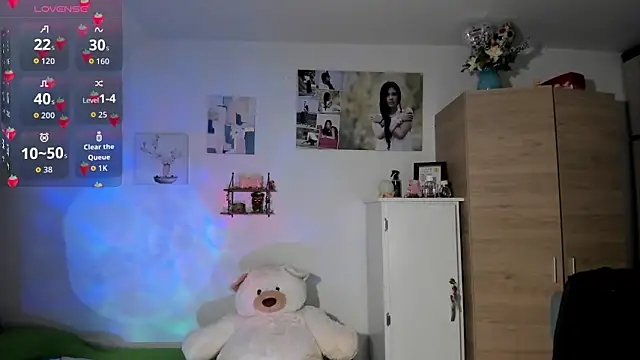 Snapshot of VeronikaOlsen chatting on October 1, 2025, 1:22 am VeronikaOlsen online show from October 1, 2025, 1:22 am