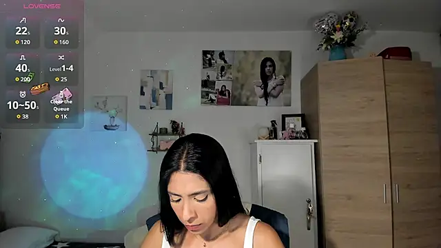 Snapshot of VeronikaOlsen chatting on October 28, 2025, 1:39 am VeronikaOlsen online show from October 28, 2025, 1:39 am