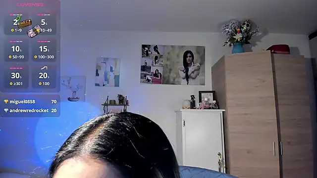 Snapshot of VeronikaOlsen chatting on October 28, 2025, 1:43 pm VeronikaOlsen online show from October 28, 2025, 1:43 pm