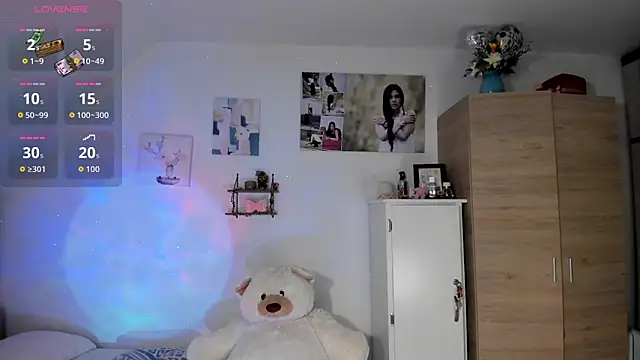 Snapshot of VeronikaOlsen chatting on November 10, 2025, 8:36 pm VeronikaOlsen online show from November 10, 2025, 8:36 pm