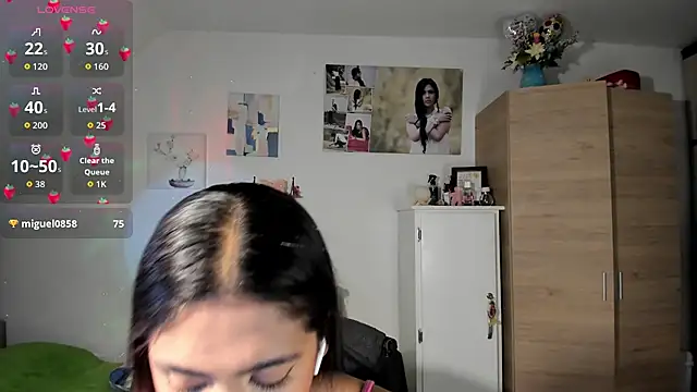 Snapshot of VeronikaOlsen chatting on October 1, 2025, 1:26 pm VeronikaOlsen online show from October 1, 2025, 1:26 pm