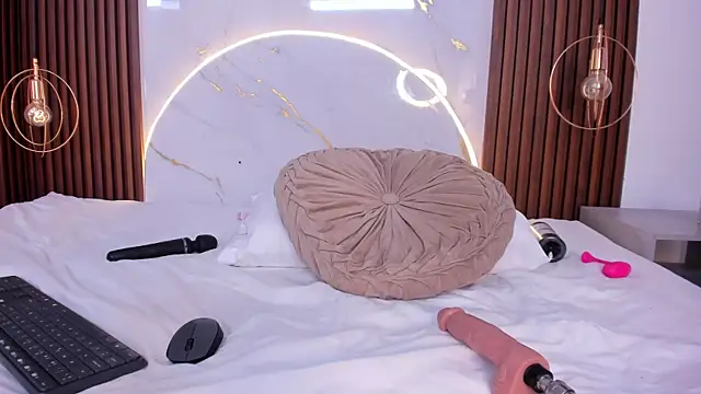 danisaenz  online show from February 18, 2025, 11:41 pm