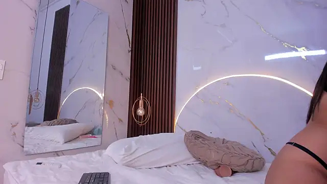 danisaenz  online show from February 15, 2025, 11:25 pm