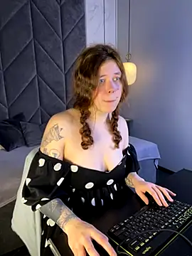 Snapshot of SophiePure chatting on October 16, 2025, 8:50 pm SophiePure online show from October 16, 2025, 8:50 pm
