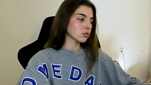 emmamurrr online show from November 12, 2025, 2:43 pm