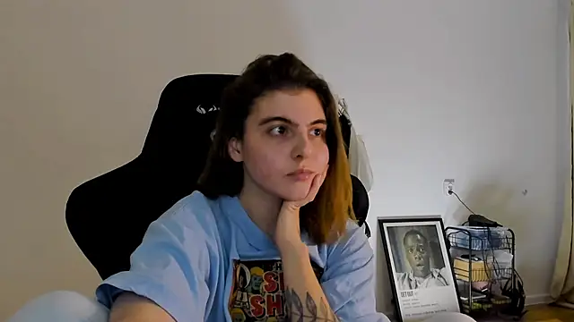 emmamurrr online show from December 6, 2024, 6:11 pm