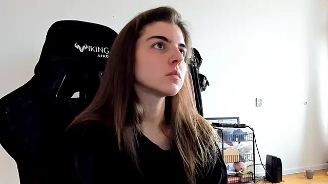 emmamurrr online show from October 12, 2025, 10:27 am