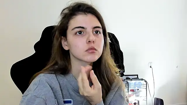 emmamurrr online show from November 29, 2025, 12:05 pm