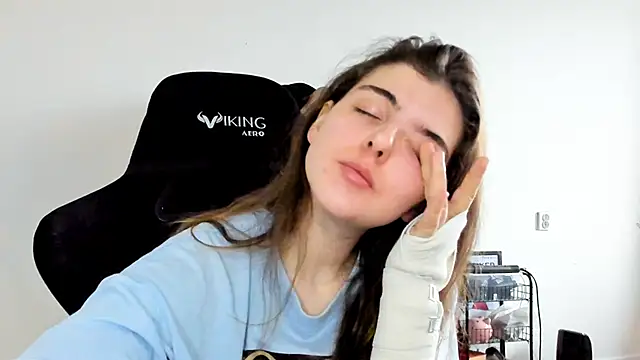 emmamurrr online show from December 1, 2025, 9:43 am