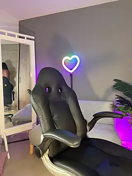 alina cruz online show from February 15, 2026, 3:18 am