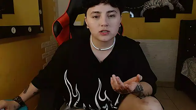 Snapshot of isabeautyx19 chatting on November 20, 2025, 2:23 am isabeautyx19 online show from November 20, 2025, 2:23 am