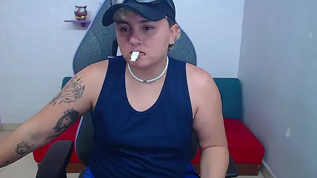 Snapshot of isabeautyx19 chatting on February 5, 2025, 5:20 am isabeautyx19 online show from February 5, 2025, 5:20 am