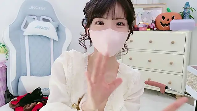 Snapshot of -minami- chatting on November 3, 2025, 3:12 am -minami- online show from November 3, 2025, 3:12 am