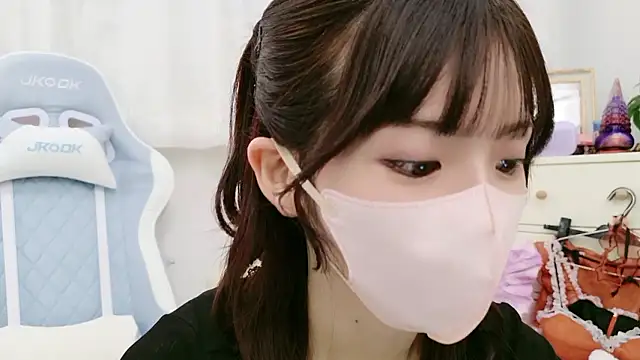 Snapshot of -minami- chatting on November 23, 2025, 12:04 pm -minami- online show from November 23, 2025, 12:04 pm