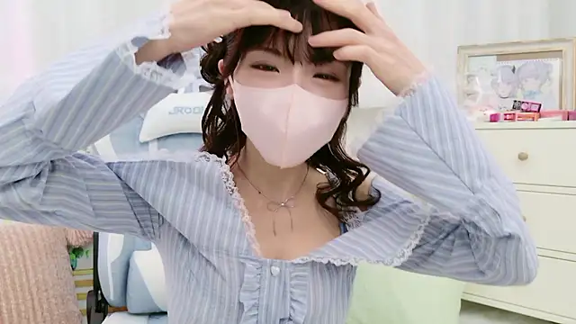 Snapshot of -minami- chatting on October 15, 2025, 12:13 pm -minami- online show from October 15, 2025, 12:13 pm