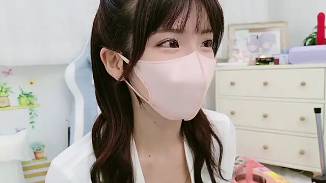 Snapshot of -minami- chatting on October 19, 2025, 12:08 pm -minami- online show from October 19, 2025, 12:08 pm