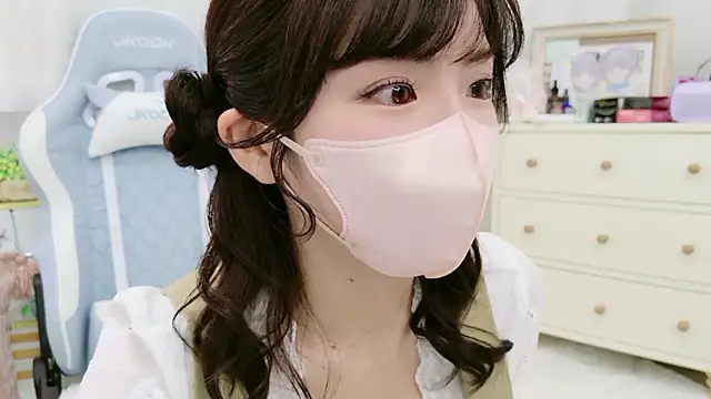 Snapshot of -minami- chatting on October 2, 2025, 12:08 pm -minami- online show from October 2, 2025, 12:08 pm