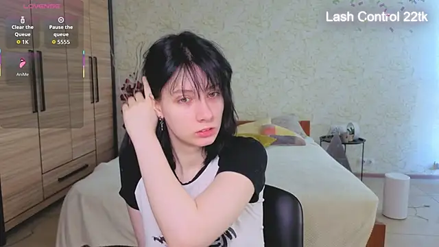 JulisSweet online show from April 6, 2026, 6:36 am