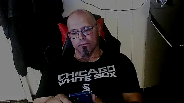 KrazyLegz online show from October 8, 2025, 3:46 pm