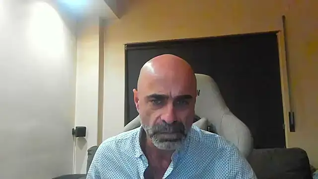Snapshot of Bicopflirt chatting on May 5, 2026, 10:13 pm Bicopflirt online show from May 5, 2026, 10:13 pm