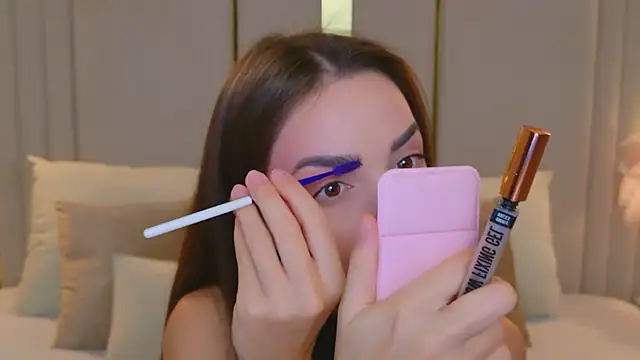 BellaHalles online show from December 3, 2025, 5:19 am