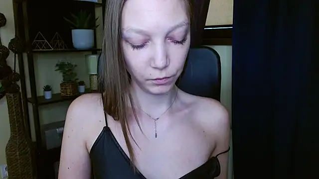 Snapshot of EmillyPlay chatting on February 20, 2026, 1:13 pm EmillyPlay online show from February 20, 2026, 1:13 pm