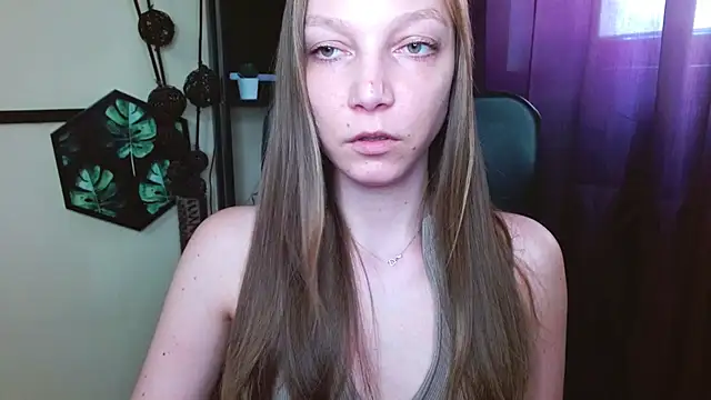 Snapshot of EmillyPlay chatting on April 22, 2026, 2:02 pm EmillyPlay online show from April 22, 2026, 2:02 pm