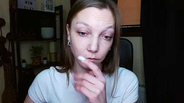 Snapshot of EmillyPlay chatting on February 24, 2026, 12:39 pm EmillyPlay online show from February 24, 2026, 12:39 pm