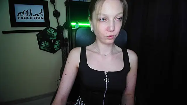 Snapshot of EmillyPlay chatting on April 29, 2026, 5:30 pm EmillyPlay online show from April 29, 2026, 5:30 pm