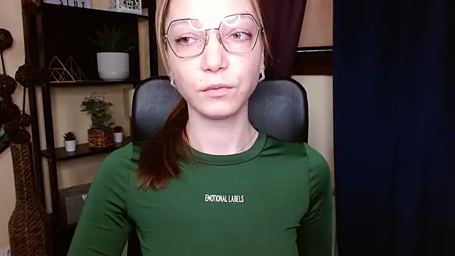 Snapshot of EmillyPlay chatting on February 19, 2026, 6:32 am EmillyPlay online show from February 19, 2026, 6:32 am