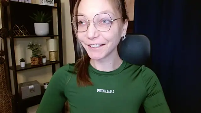 Snapshot of EmillyPlay chatting on February 9, 2026, 6:55 am EmillyPlay online show from February 9, 2026, 6:55 am