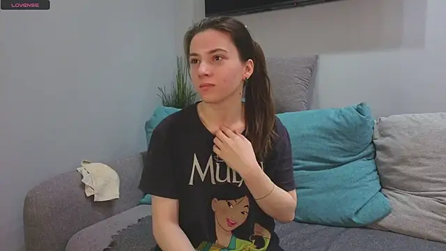 DonnaBurkee online show from November 17, 2025, 4:05 am