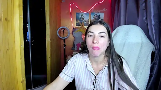 Snapshot of Fiery_Brunette_ chatting on February 18, 2026, 4:32 am Fiery Brunette online show from February 18, 2026, 4:32 am