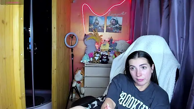 Fiery Brunette  online show from March 11, 2026, 4:12 pm