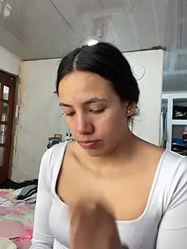 Snapshot of hannahb-e chatting on July 5, 2026, 5:42 pm hannahb-e online show from July 5, 2026, 5:42 pm