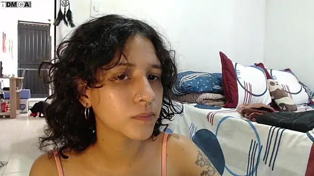 Snapshot of AlinaWoolf_ chatting on October 31, 2025, 4:03 pm AlinaWoolf  online show from October 31, 2025, 4:03 pm