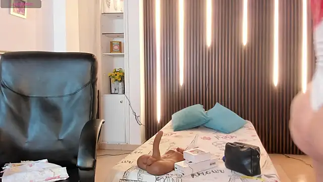 victoria mooree online show from October 18, 2025, 4:42 pm