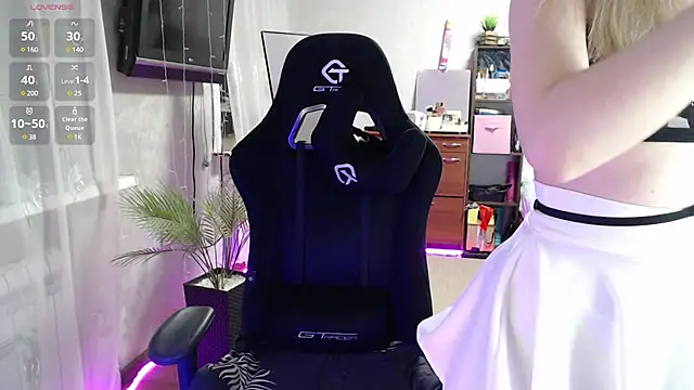 Snapshot of Little_Soph chatting on February 21, 2025, 12:05 am Little Soph online show from February 21, 2025, 12:05 am