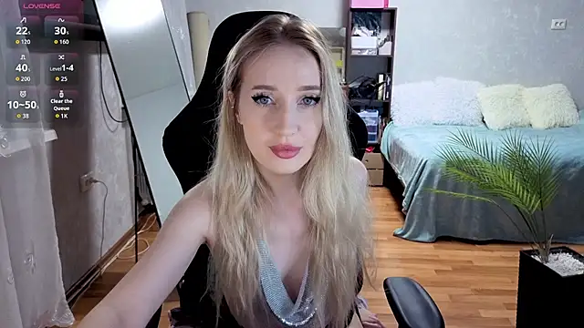 Snapshot of Little_Soph chatting on September 9, 2025, 12:21 am Little Soph online show from September 9, 2025, 12:21 am