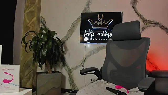 AnaRuiz online show from December 4, 2025, 2:32 am