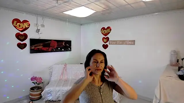 lollita 23  online show from April 20, 2026, 7:59 pm