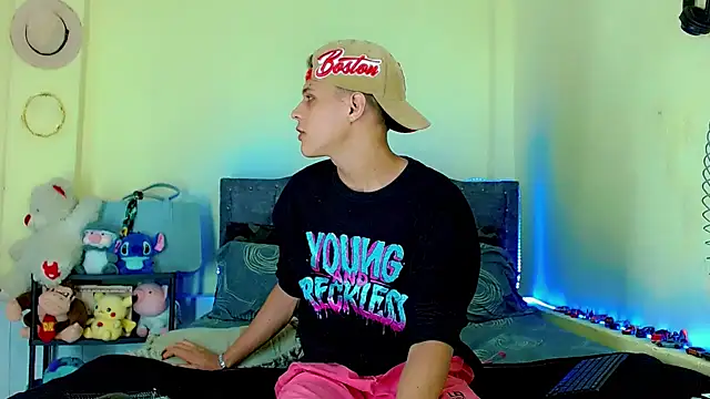 Liamscott  online show from April 18, 2026, 7:07 pm