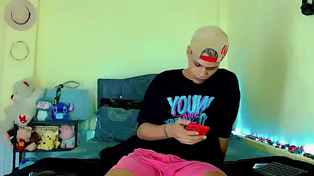 Liamscott  online show from April 18, 2026, 7:58 pm