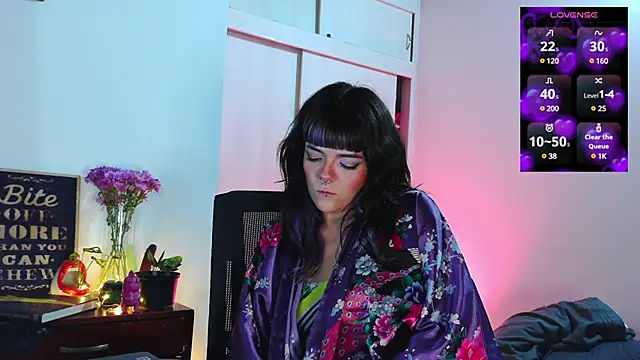 Snapshot of purple_em69 chatting on February 5, 2025, 4:59 am purple em69 online show from February 5, 2025, 4:59 am