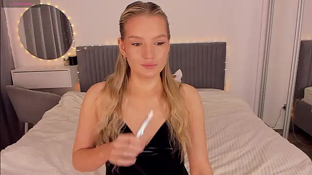 CassieRayss online show from March 18, 2026, 8:39 am