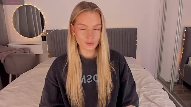 CassieRayss online show from April 20, 2026, 3:24 pm