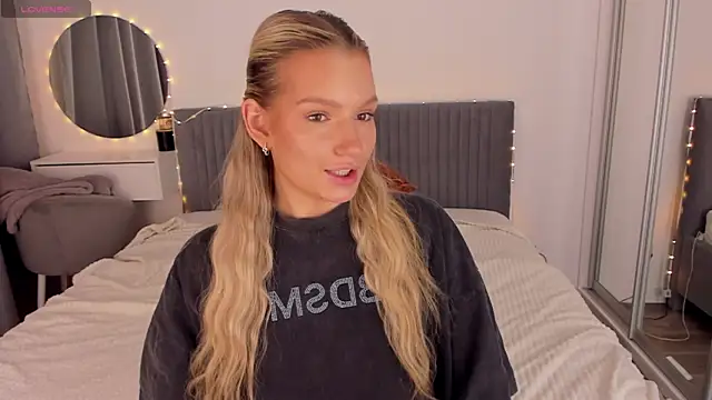 CassieRayss online show from April 18, 2026, 3:47 pm