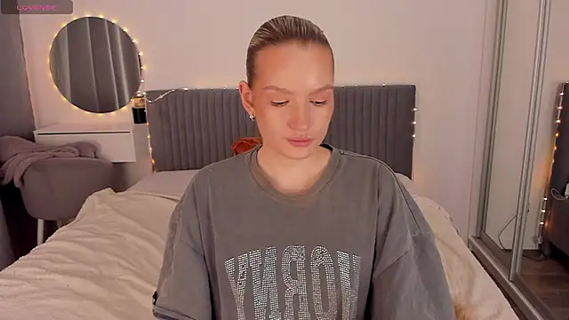 CassieRayss online show from April 28, 2026, 2:21 pm